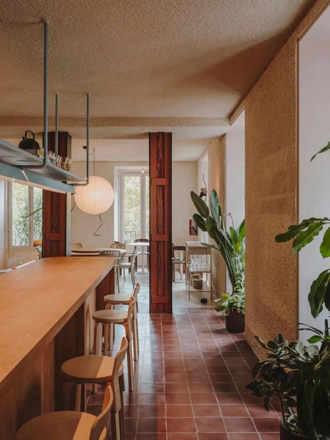 这家马德里餐厅用纽约的灯、秘鲁的墙和北欧的椅颠覆了你的用餐想象(图4)