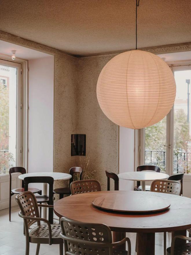 这家马德里餐厅用纽约的灯、秘鲁的墙和北欧的椅颠覆了你的用餐想象(图3)