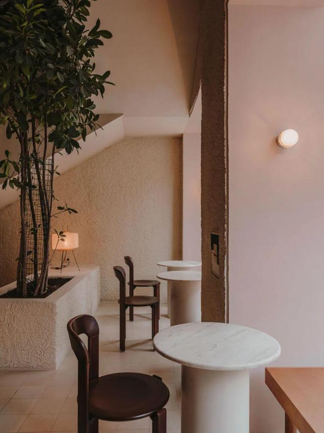 这家马德里餐厅用纽约的灯、秘鲁的墙和北欧的椅颠覆了你的用餐想象(图2)